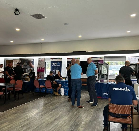 Another overview of installers walking around and talking at the roadshow