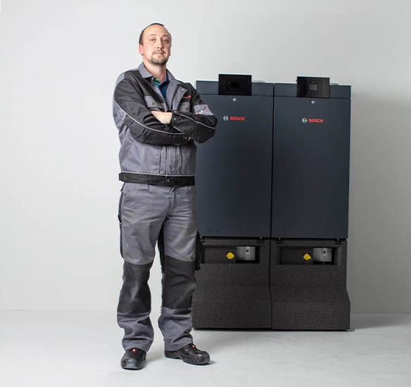 Installer standing next to Condens 7000 WP